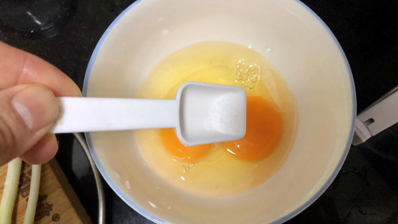 芹菜炒木耳➕ 绽黄摇绿嫩参差,鸡蛋打入碗中加少许食盐