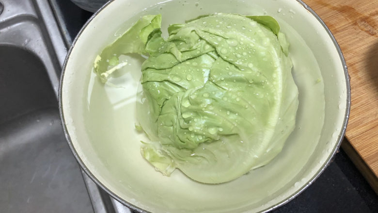 卷心菜炒粉丝➕芭蕉分绿与窗纱,卷心菜切口朝下淡盐水浸泡10分钟