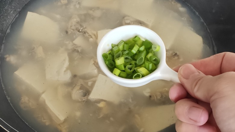花蛤豆腐汤,加入葱花