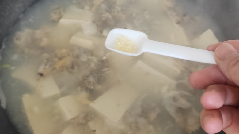 花蛤豆腐汤,少许鸡精
