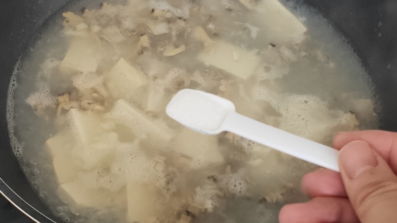 花蛤豆腐汤,加入一勺咸盐