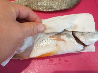 酱焖黄花鱼,用吸油纸吸干水分。