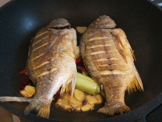 酱焖黄花鱼,把鱼平放在锅中。