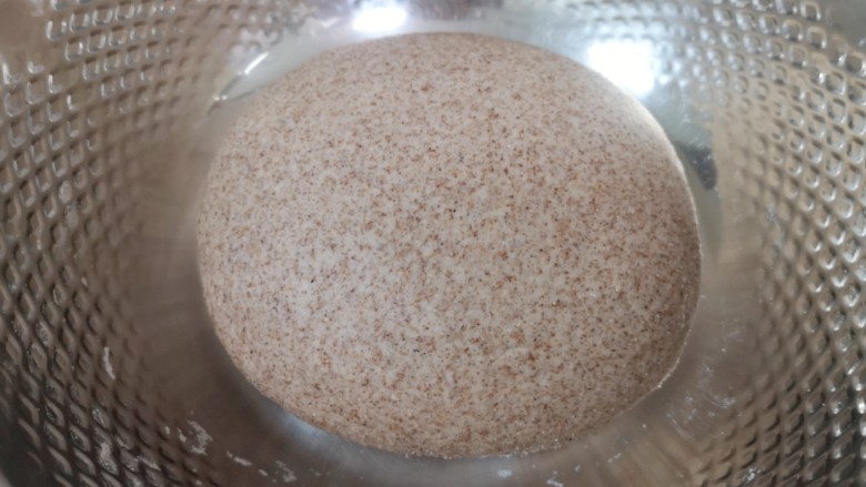 全麦粉馒头卷,揉成光滑的面团，盖上保鲜膜发酵至两倍大。