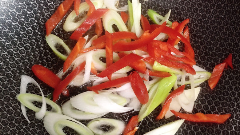 杂蔬炒年糕,放入大葱和红辣椒