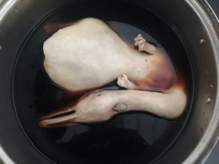 迷迭香蜂蜜烤鸭,把鸭子，放入凉凉的迷迭香卤水中，浸泡一天一夜