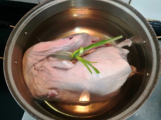 迷迭香蜂蜜烤鸭,把鸭子，放入锅中，大火烧出血水