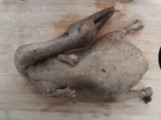 迷迭香蜂蜜烤鸭,浸泡好的鸭子，取出，表面风干水份