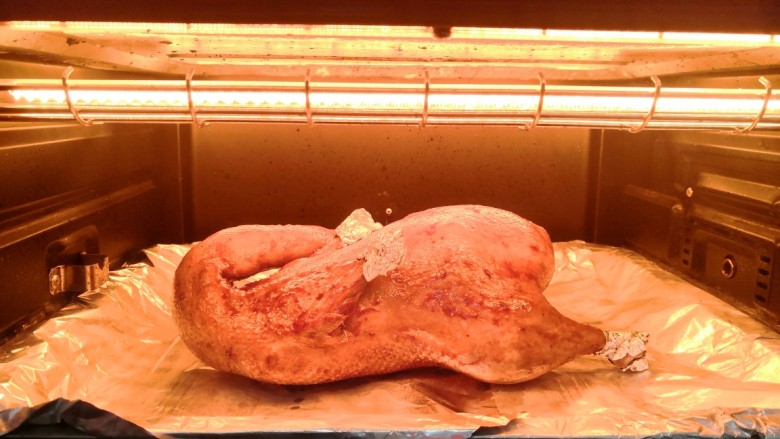 迷迭香蜂蜜烤鸭,烤箱200度，先烤15分钟（需要预热的烤箱，提前预热）