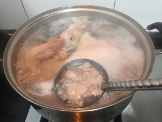 迷迭香蜂蜜烤鸭,途中撇去浮沫，方便捞出清洗，煮开后，关小火焖10分钟