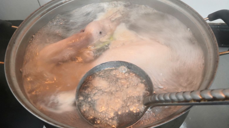 迷迭香蜂蜜烤鸭,途中撇去浮沫，方便捞出清洗，煮开后，关小火焖10分钟