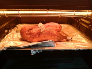 迷迭香蜂蜜烤鸭,蜂蜜刷好后，再次放入烤箱，200度，烤30分钟