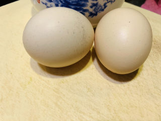 牡蛎炒蛋,鸡蛋，准备两个；