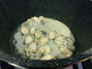 牡蛎炒蛋,刚放下去因为牡蛎有水，会溅起来，用锅盖挡下，关小火，勺子轻轻搅动；