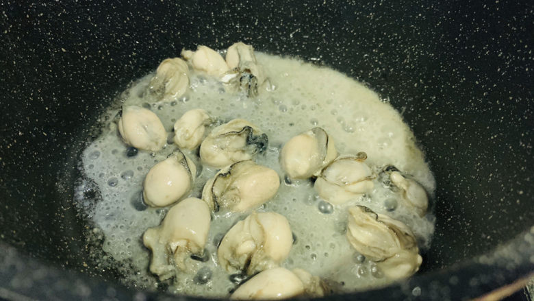 牡蛎炒蛋,刚放下去因为牡蛎有水，会溅起来，用锅盖挡下，关小火，勺子轻轻搅动；
