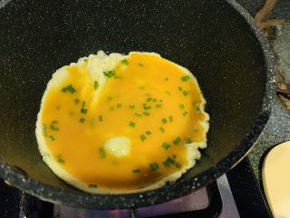 牡蛎炒蛋,锅里加2勺食用油，加入调好味道的蛋液；