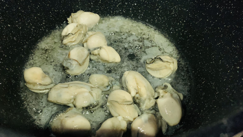 牡蛎炒蛋,先把牡蛎放锅里炒；