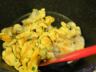 牡蛎炒蛋,要凝固的时候，炒散，注意要清，牡蛎很容易破；