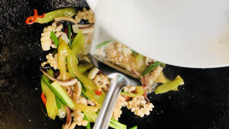 鱿鱼炒芹菜,放入适量淀粉水勾芡，翻炒均匀。