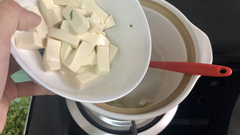 牡蛎豆腐汤,加入嫩豆腐