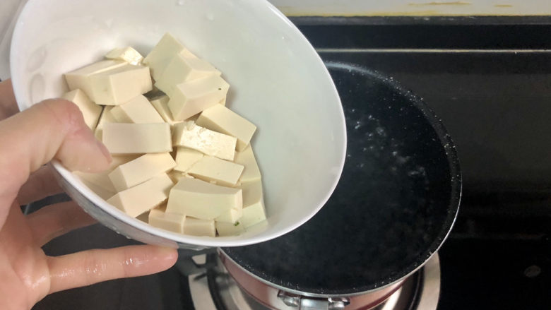 牡蛎豆腐汤,放入豆腐焯水，中小火炖煮一分钟