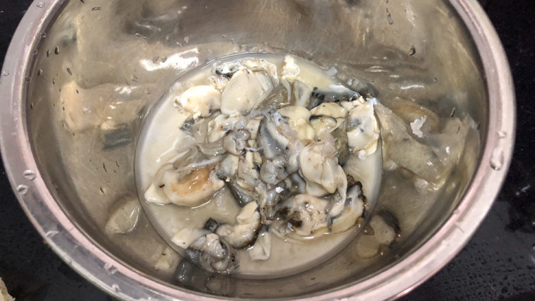 牡蛎豆腐汤,全部蚝肉取出。清洗除去小碎壳