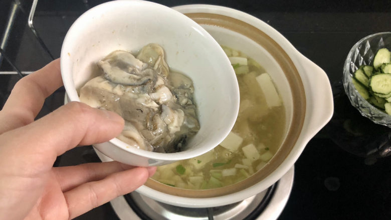 牡蛎豆腐汤,加入蚝肉