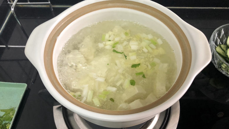牡蛎豆腐汤,加入适量热水煮开