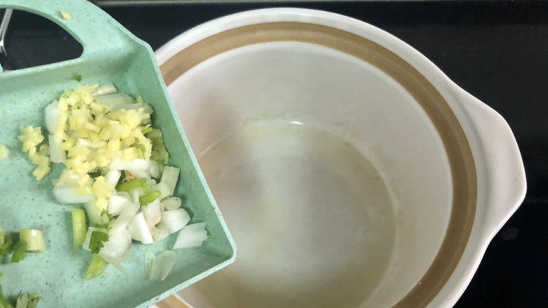 牡蛎豆腐汤,小火加入姜末葱白煸香