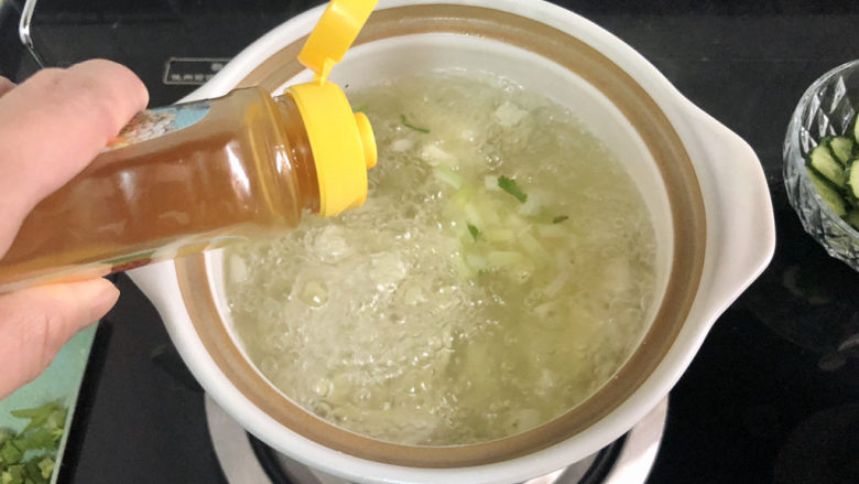 牡蛎豆腐汤,加入一茶匙太太乐鸡汁，