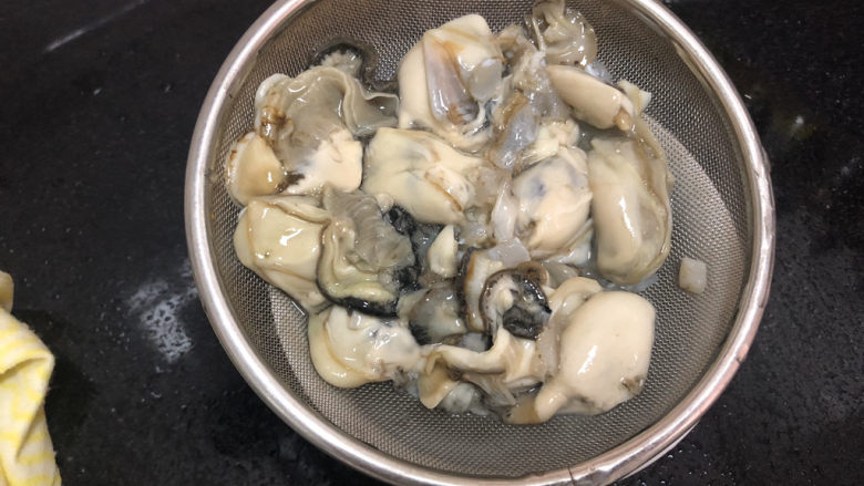 牡蛎豆腐汤,清洗后沥水备用