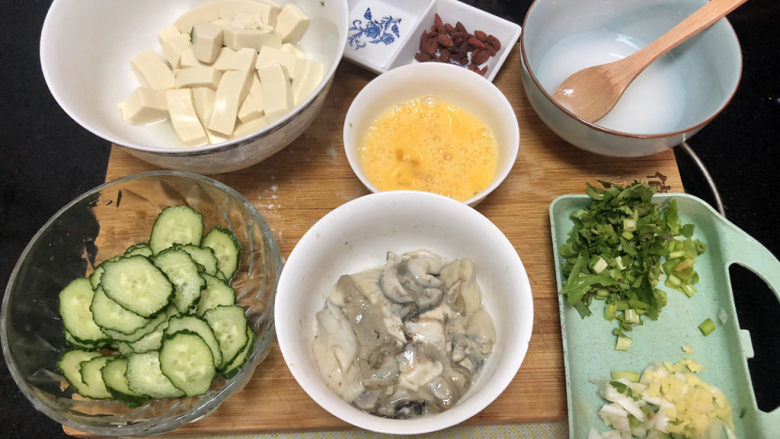 牡蛎豆腐汤,全部食材准备好