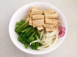 芹菜拌腐竹,把腐竹，芹菜和圆葱放入大碗