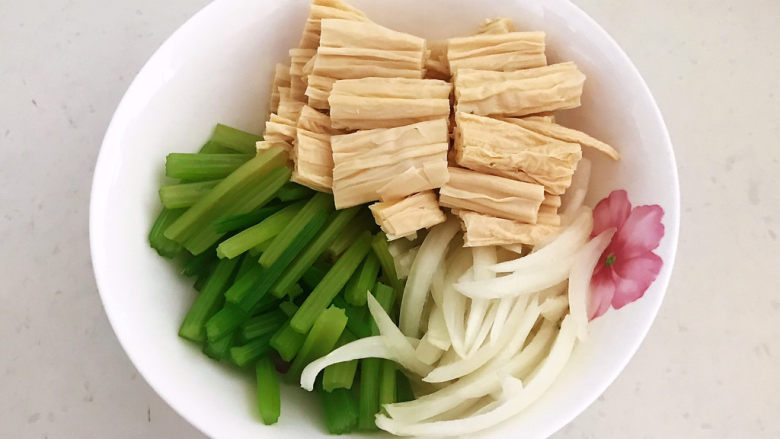 芹菜拌腐竹,把腐竹，芹菜和圆葱放入大碗