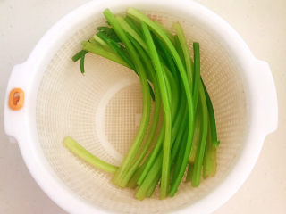 芹菜拌腐竹,把焯好的芹菜用冷水过凉，沥干水份