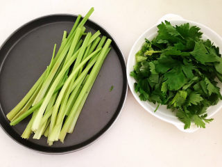 芹菜拌腐竹,把芹菜叶子摘掉，只留芹菜茎做菜