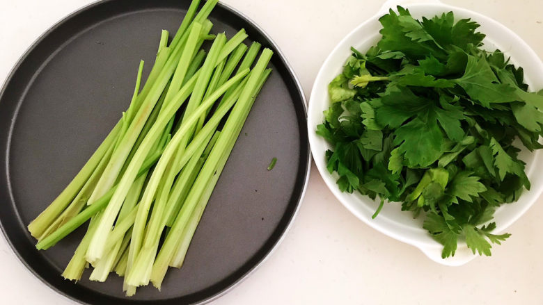 芹菜拌腐竹,把芹菜叶子摘掉，只留芹菜茎做菜