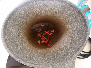 芹菜拌腐竹,关火后加入干红辣椒段，用余热就可以把辣椒段炸香，料油做好了