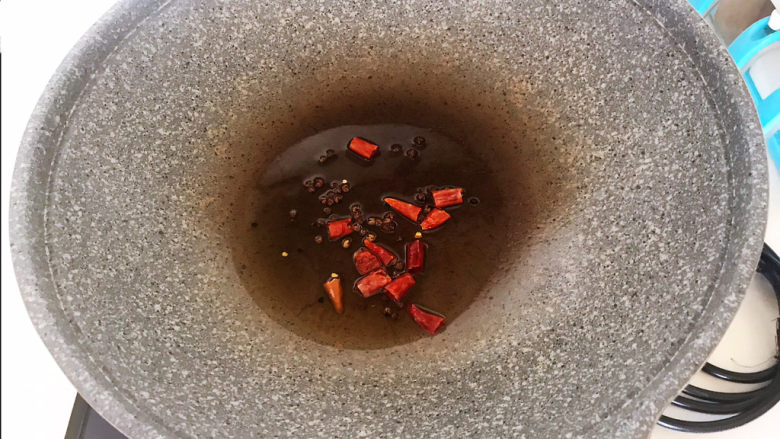 芹菜拌腐竹,关火后加入干红辣椒段，用余热就可以把辣椒段炸香，料油做好了