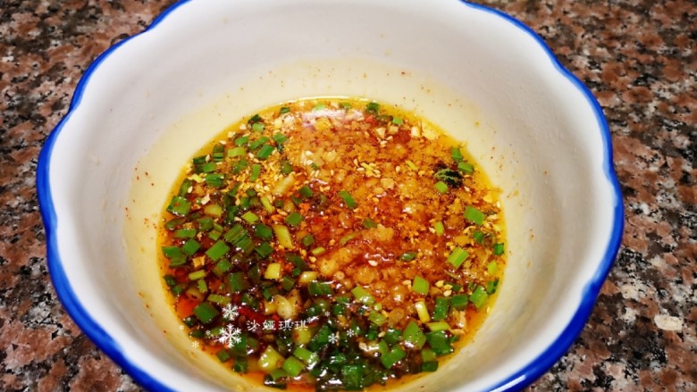 凉拌鲫鱼,将热油倒入碗中爆香辣椒面。