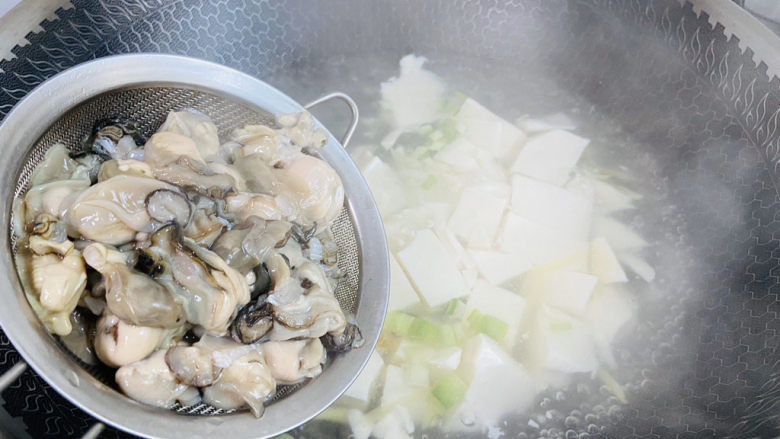 牡蛎豆腐汤,再放入牡蛎烧三分钟