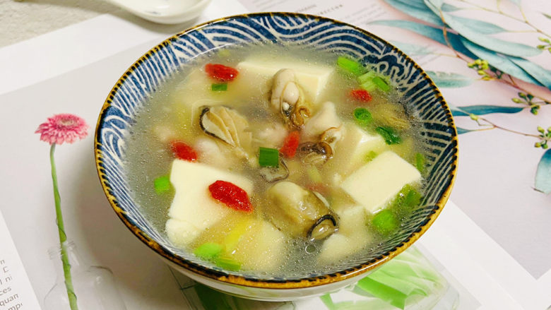 牡蛎豆腐汤,盛入汤碗中枸杞点缀