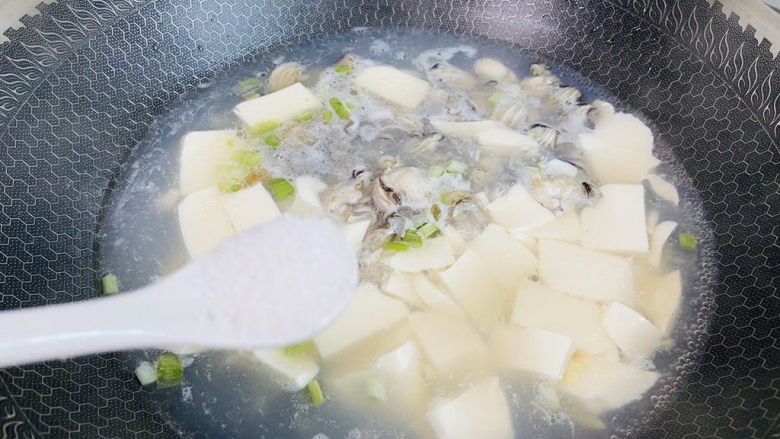 牡蛎豆腐汤,加入适量盐
