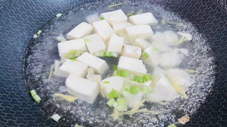 牡蛎豆腐汤,放入豆腐烧两分钟