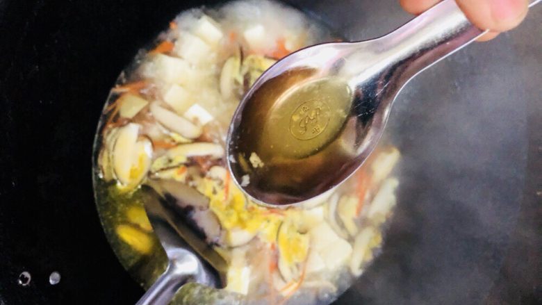 牡蛎豆腐汤,加入一勺料酒，翻炒均匀后盖上锅盖焖3-5分钟