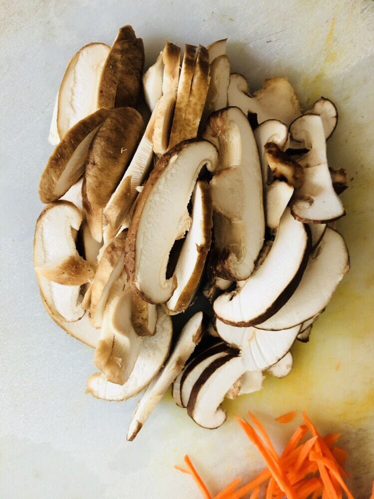 牡蛎豆腐汤,切成薄片