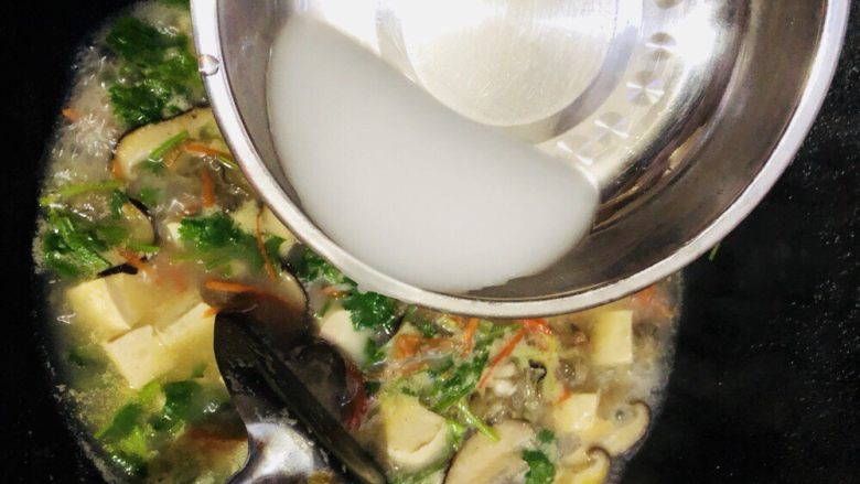 牡蛎豆腐汤,加入勾芡水，轻轻翻动均匀。