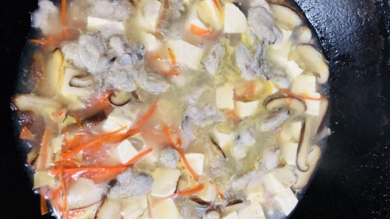牡蛎豆腐汤,开锅放入海蛎，注意分开放，会熟得比较均匀