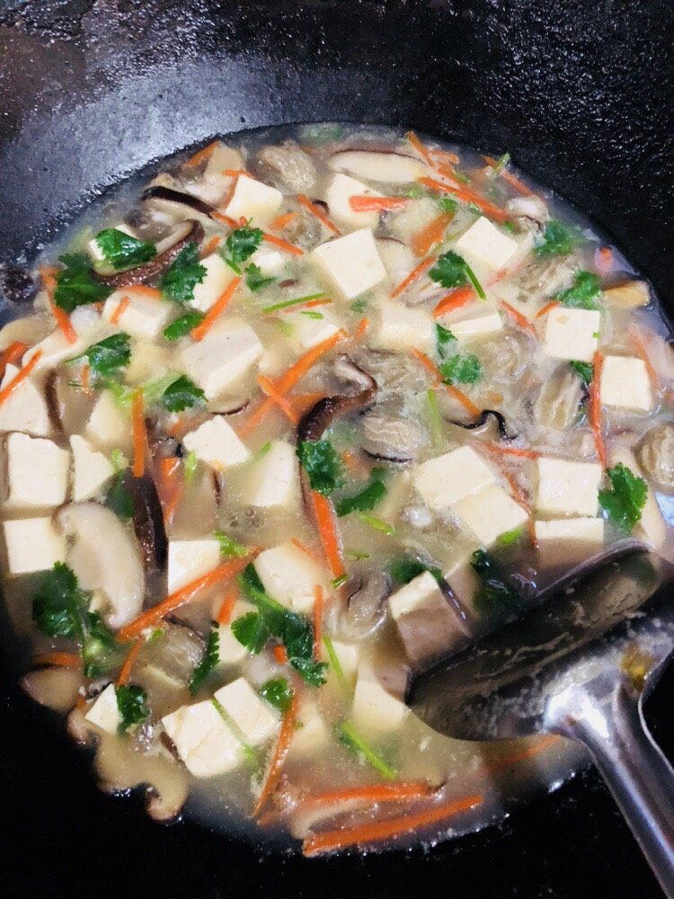 牡蛎豆腐汤,关火起锅装盘即可。