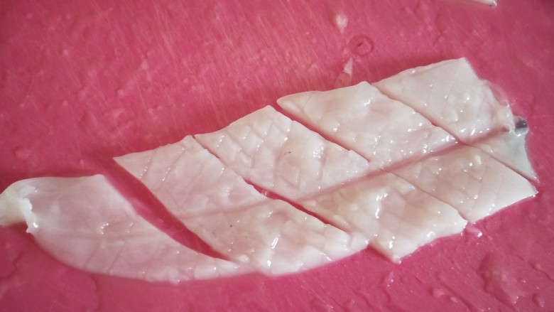 鱿鱼炒芹菜,切花刀在斜刀切条。